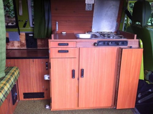 Keukenblok van een Volkswagen T2 Westfalia Berlin. Deze indeling volgt VW nog steeds in zijn California's.