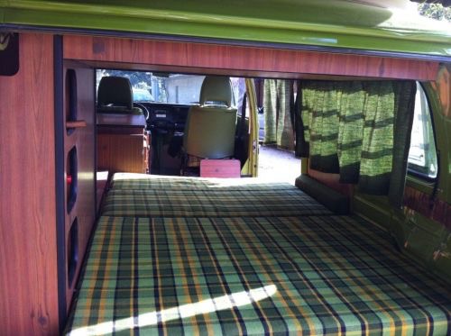 Het benedenbed van de VW T2 Westfalia Berlin. Goed te zien is dat de meubelpartij links van voor naar achter doorloopt.