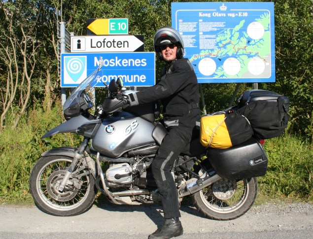 BMW R1150GS met Westyman en kampeeruitrusting op de Lofoten, in het noorden van Noorwegen