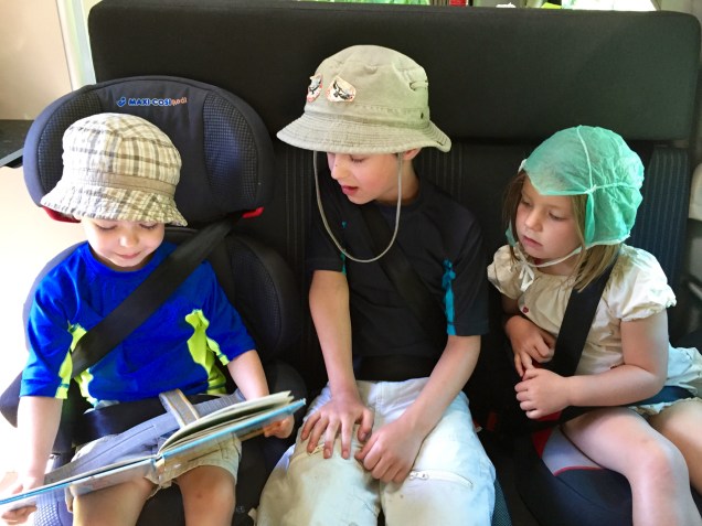 Het leuke van de Ford Transit Nugget (ook van Westfalia) is dat de achterbank drie 3-puntsgordels heeft.