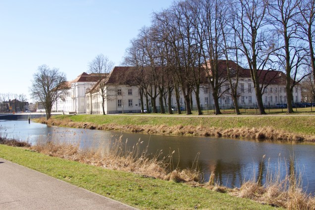 Van de Stellplatz aan de jachthaven loop je zo naar Schloss Oranienburg.