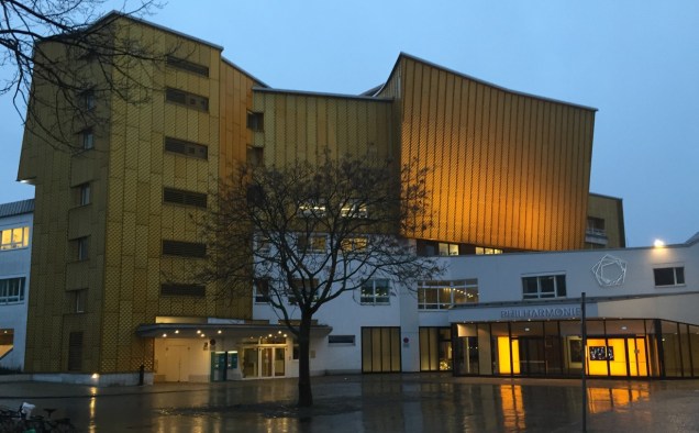 Vanaf de Matthäikirchplatz heb je prachtig uitzicht op de Philharmonie, Potsdamer Platz, de Staatsbibliothek...