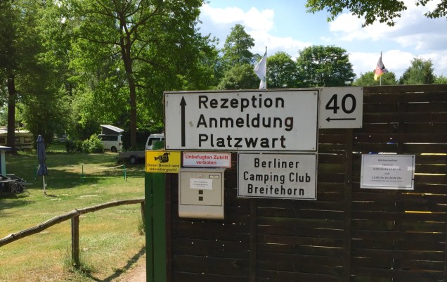 De rustieke ingang van de BCC-camping