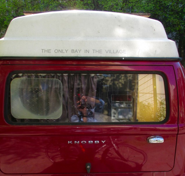 The only Bay in the Village - insidersgrapje voor wie van busjes en Little Britain houdt