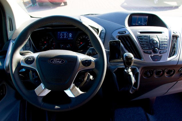 Voordat je alle knoppen op stuur en dashboard blindelings kunt bedienen ben je wel even onderweg. Maar het loont de moeite, en anders kun je altijd nog tegen je busje praten.