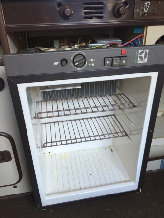 Schuif de koelkast voorzichtig naar voren.