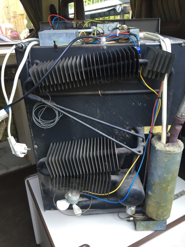 Achterzijde van de RM-182. Het verticale vat rechtsonder is de koker.